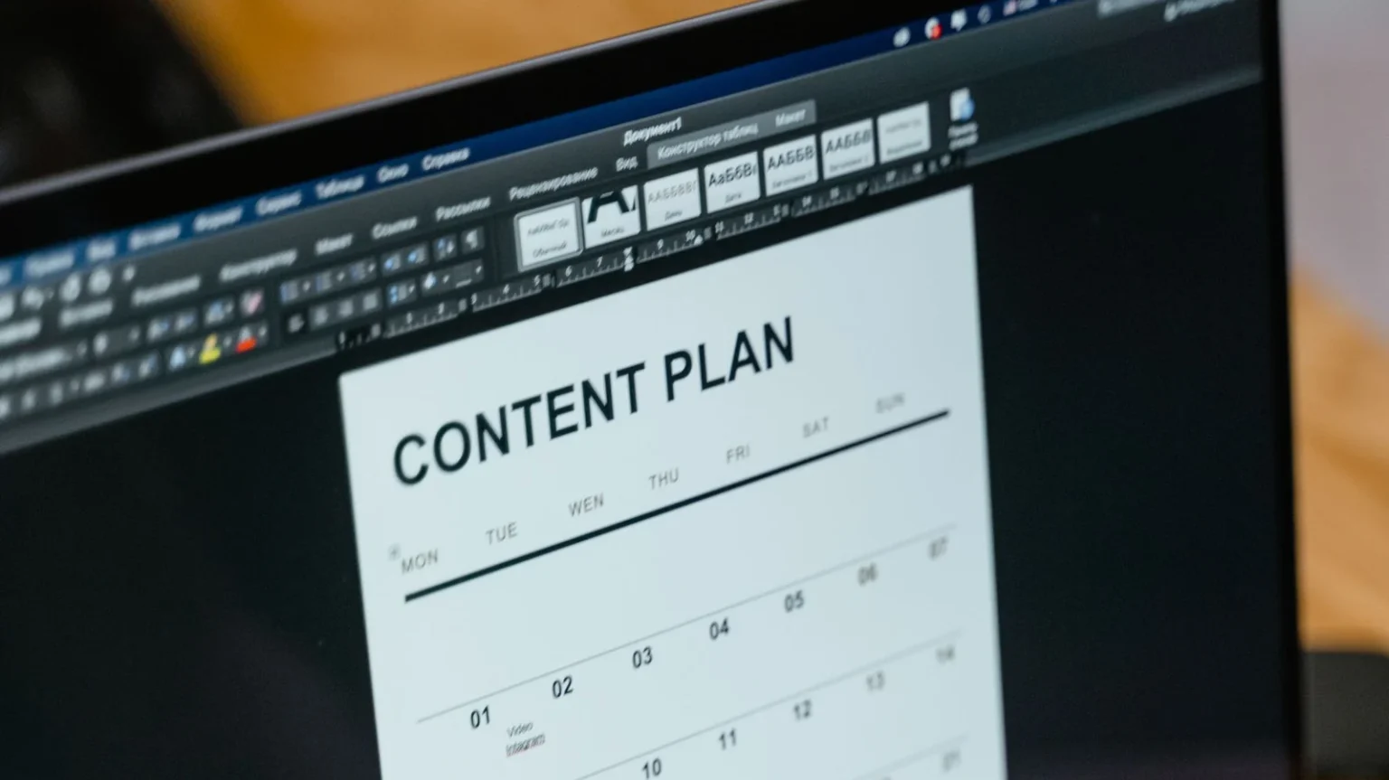 Plan de contenu sur ordinateur pour une stratégie de content marketing tourisme
