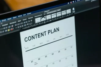 Plan de contenu sur ordinateur pour une stratégie de content marketing tourisme