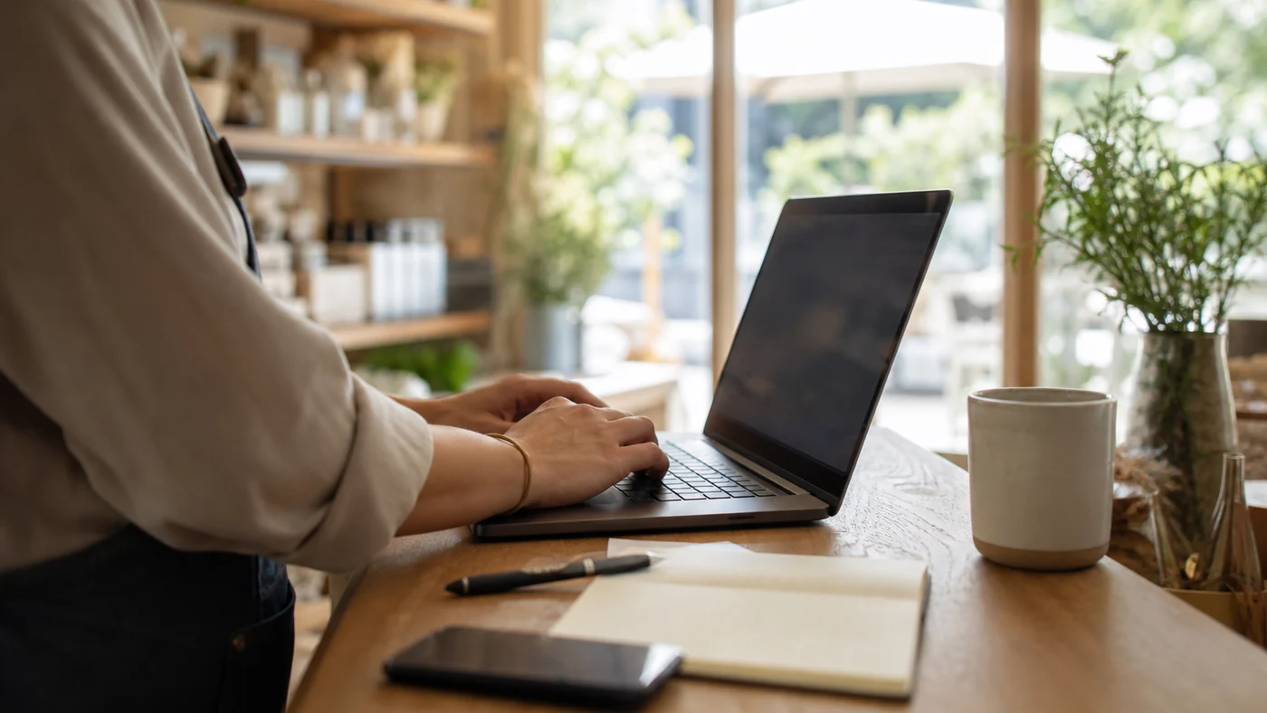 Artisan ou commerçant préparant son site internet professionnel