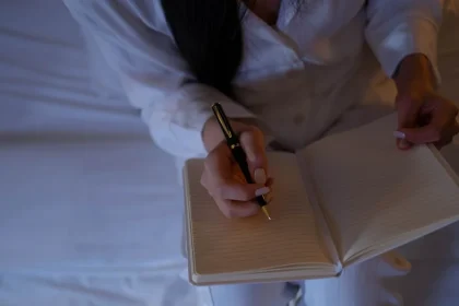 Carnet de rêves posé dans une ambiance nocturne douce