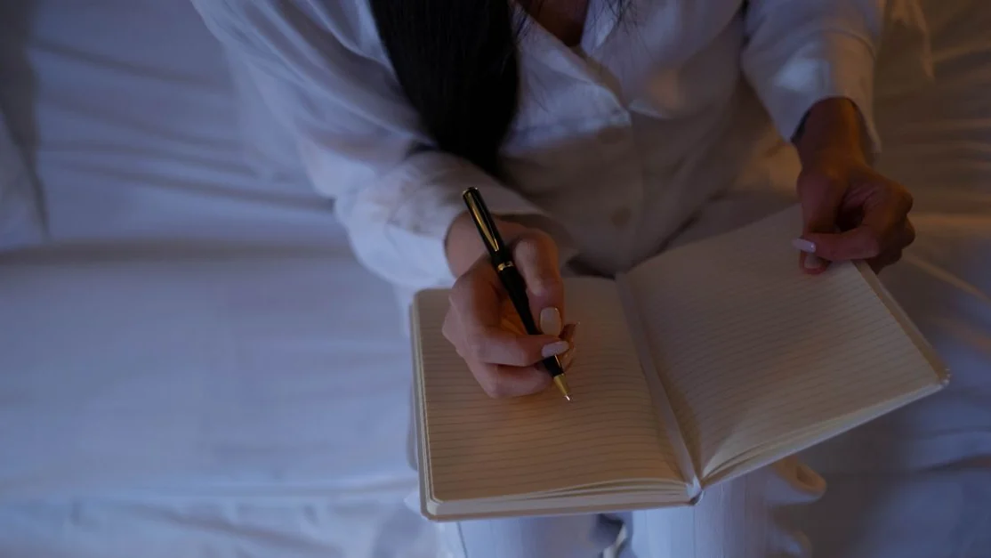 Carnet de rêves posé dans une ambiance nocturne douce