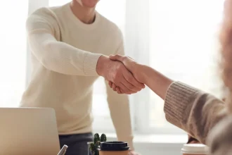 Réunion professionnelle autour de partenariats B2B