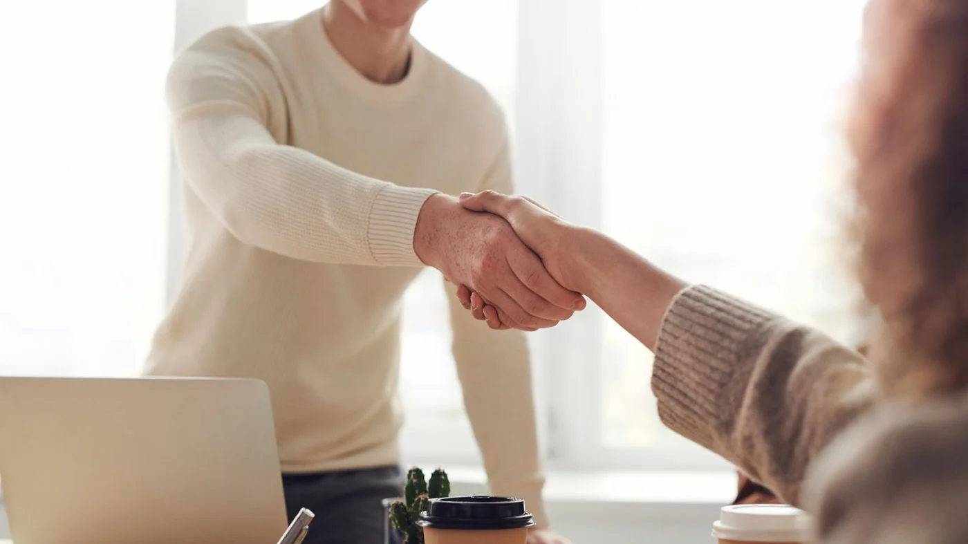 Réunion professionnelle autour de partenariats B2B